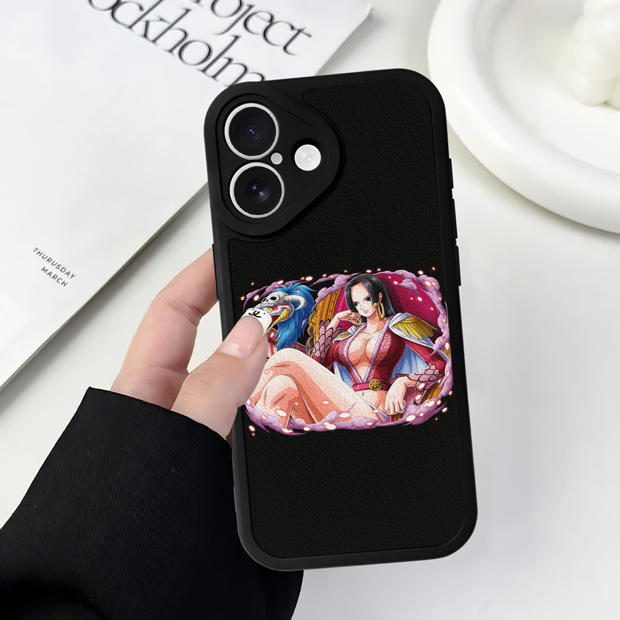 （画像用） ワンピース ボア・ハンコック ONE PIECE Boa·Hancock 【iPhone 16シリーズ対応】シリコンスマホケース（レザー調） 材質：シリコン
